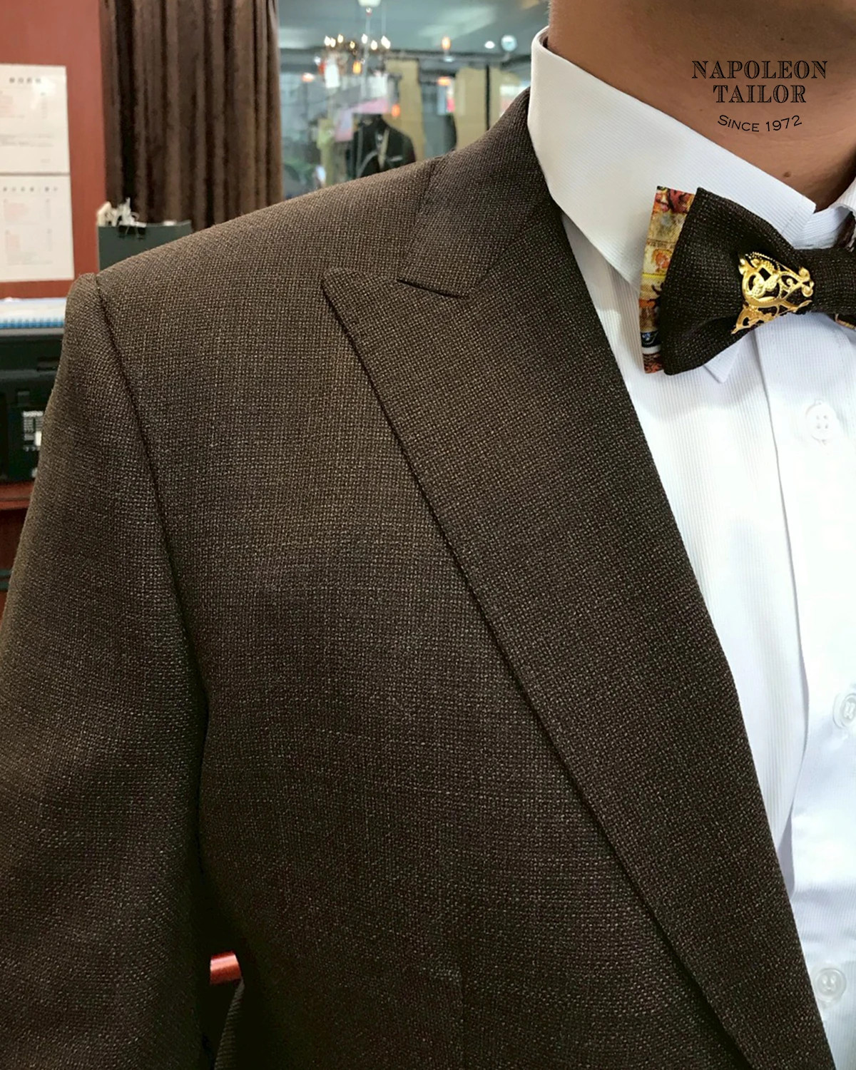 深棕色訂製西裝細節|肩線弧度與布料光澤